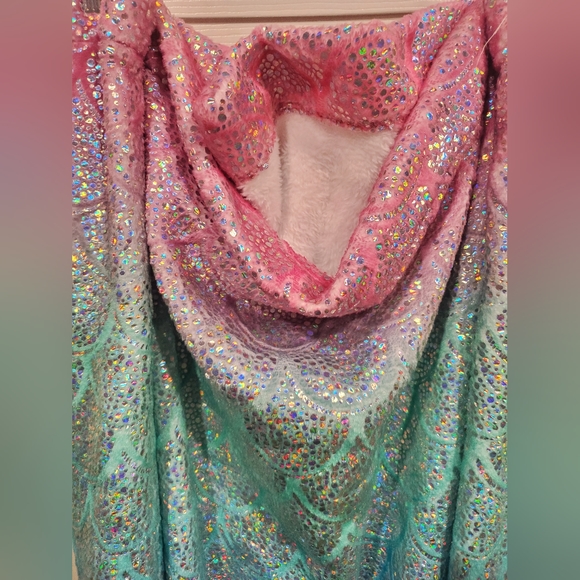 Justice mermaid tail super plush step in blanket - Picture 3 of 3